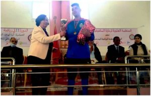 لحظة تتويج الفائزين من طرف السيدة عضو المكتب الوطني ليلى الزغاري